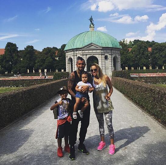 München: Arturo Vidal mit seiner Frau Maria Teresa Matus und den gemeinsamen Kindern