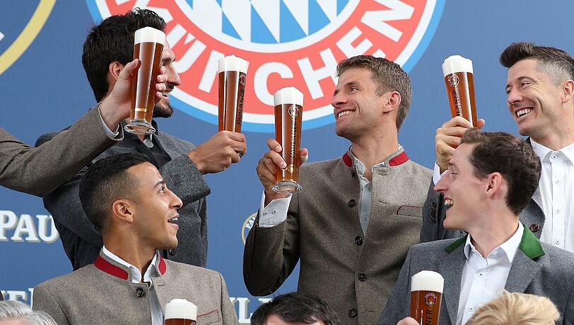 Auf das Geburtstagskind! Thomas Müller feierte am Mittwoch seinen 28. Geburtstag.