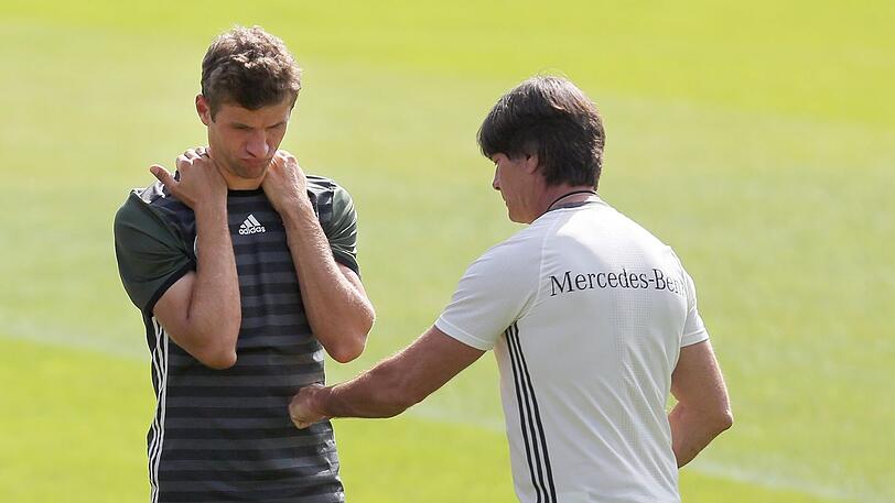 Joachim Löw ist während dem Trainingslager für die WM in Russland als Therapeut gefordert.