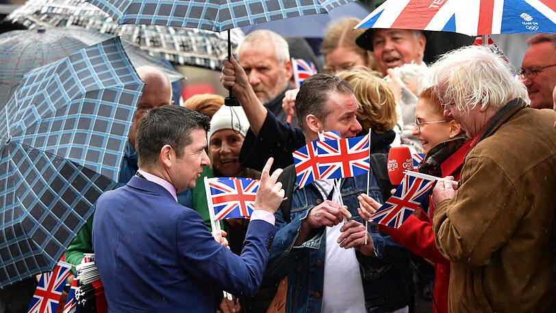 Mehrere Hundert Royal-Fans haben sich am Max-Joseph-Platz eingefunden.