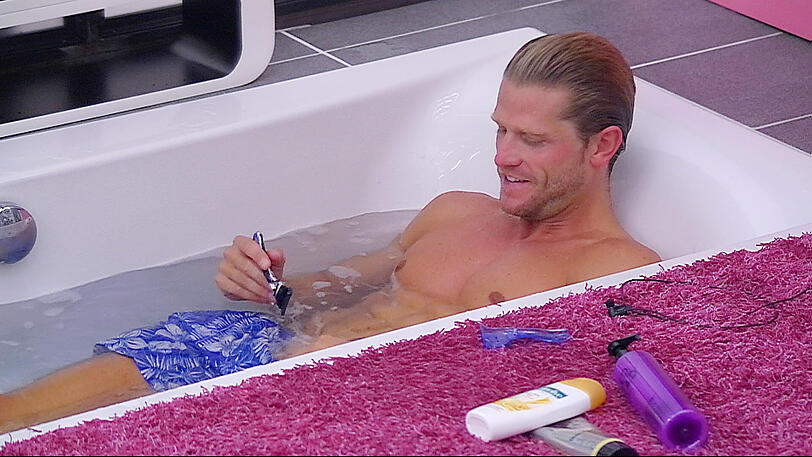 Was sonst noch bei Promi Big Brother passierte: Mia Magma sonnt sich mit Paul Janke und im Keller steigt eine Party. Die Bilder...