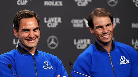 Roger Federer (l) und Rafael Nadal vom Team Europa sitzen bei einer Pressekonferenz vor dem Laver Cup 2022 nebeneinander.