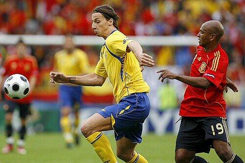 Schwedens Zlatan Ibrahimovic (l.) mit dem Spanier Marcos Senna