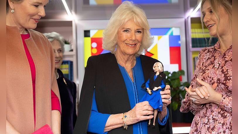 Königin Camilla mit ihrer Barbie-Puppe.