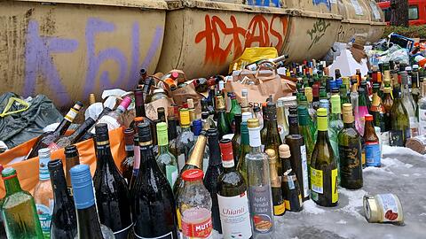 Auch im Schlachthofviertel sammelt sich ein Meer von leeren Gläsern und Flaschen.