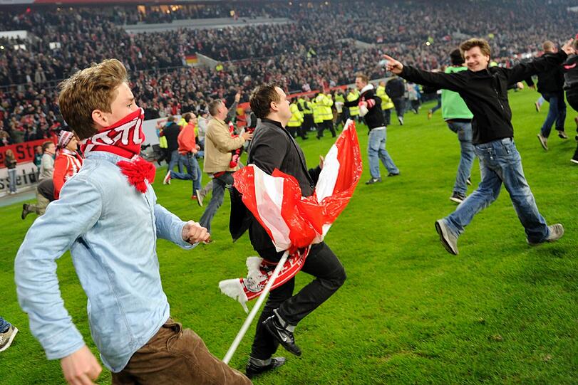 Der Fan-Wahnsinn: In Düsseldorf stürmten die Fortuna-Anhänger den Platz vor dem Abpfiff.