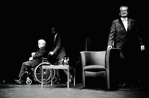 Schmidt trifft Ude:
Wahlhelfer auf der Bühne des Münchner Volkstheaters: Die SPD lud am 28. August 2012 Alt-Bundeskanzler Helmut Schmidt zum gemeinsamen Politiktalk auf die Bühne des Münchner Volkstheaters. Das Siegermotiv zeigt Schmidt und den Münchner Oberbürgermeister Christian Ude, der für das Amt des Bayerischen Ministerpräsidenten kandidiert, beim Warten auf ihren Auftritt. Das Preisgeld für das Pressefoto Bayern 2012 ist auf 2500 Euro dotiert.