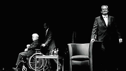 Schmidt trifft Ude:
Wahlhelfer auf der Bühne des Münchner Volkstheaters: Die SPD lud am 28. August 2012 Alt-Bundeskanzler Helmut Schmidt zum gemeinsamen Politiktalk auf die Bühne des Münchner Volkstheaters. Das Siegermotiv zeigt Schmidt und den Münchner Oberbürgermeister Christian Ude, der für das Amt des Bayerischen Ministerpräsidenten kandidiert, beim Warten auf ihren Auftritt. Das Preisgeld für das Pressefoto Bayern 2012 ist auf 2500 Euro dotiert.