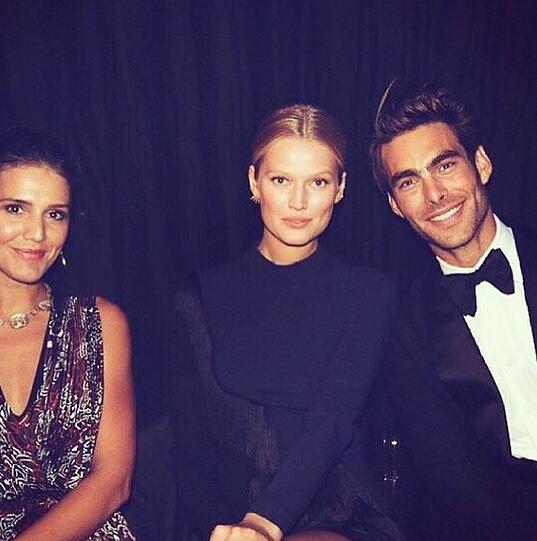 Toni Garrn mit Jon Kortajarena (r.) und Margarita Missoni
