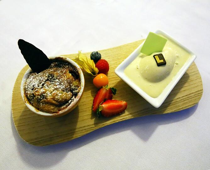 5. Gang: Kirsch-Clafoutis mit hausgemachtem Lavendel-Eis.