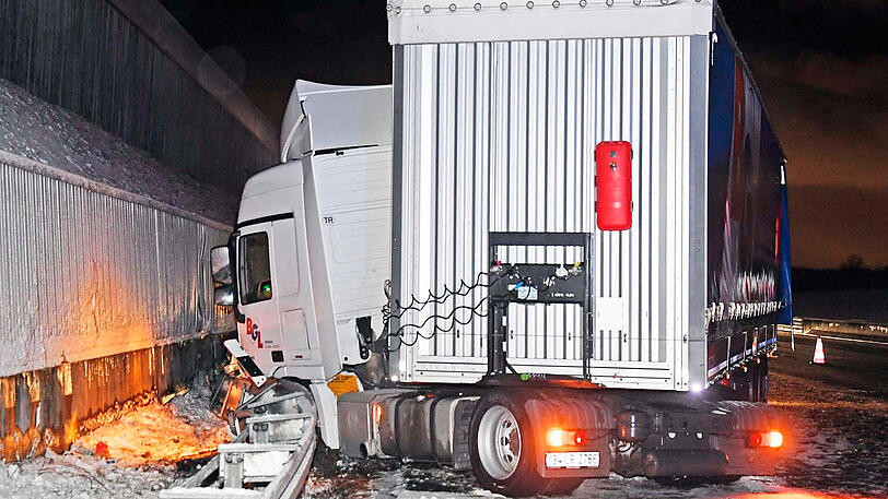 Gleich zwei LKW stellten sich am Mittwochabend auf der schneeglatten A9 quer. Die Bilder.