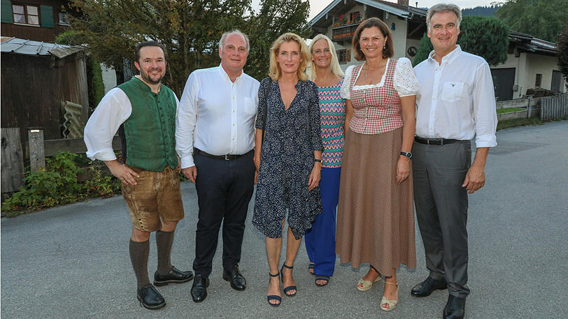 Sie diskutierten beim CSU-Stammtisch: Florian Sareiter, CSU-Ortsvorsitzender in Bad Wiessee, FC-Bayern-Präsident Uli Hoeneß, Schauspielerin Maria Furtwängler, Moderatorin Gabriele Dorby, Bauministerin Ilse Aigner und Bürgermeister Olaf von Löwis.