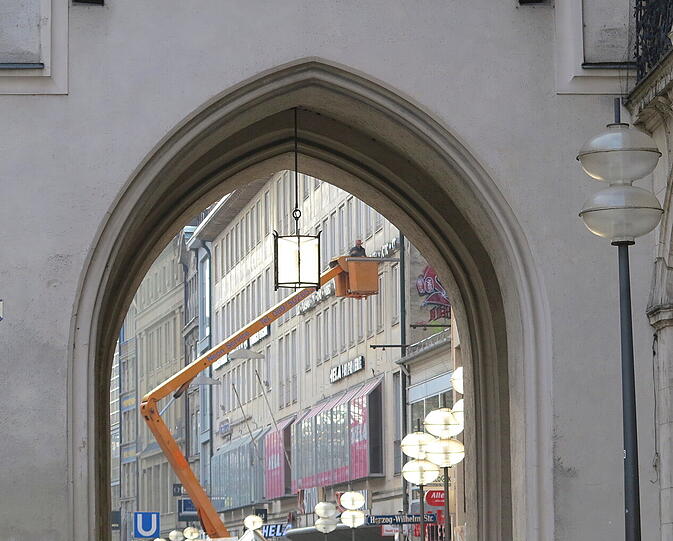 Bevor der große Shopping-Ansturm kommt, wird noch an einer Leuchtreklame gebastelt.
