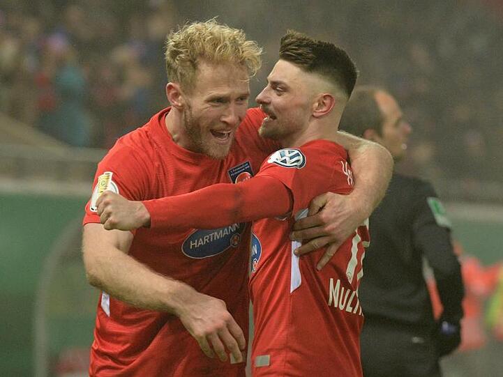 Sebastian Griesbeck (l) und Torschütze Maurice Multhaup jubeln über 2:1 für den FC Heidenheim gegen Leverkusen.