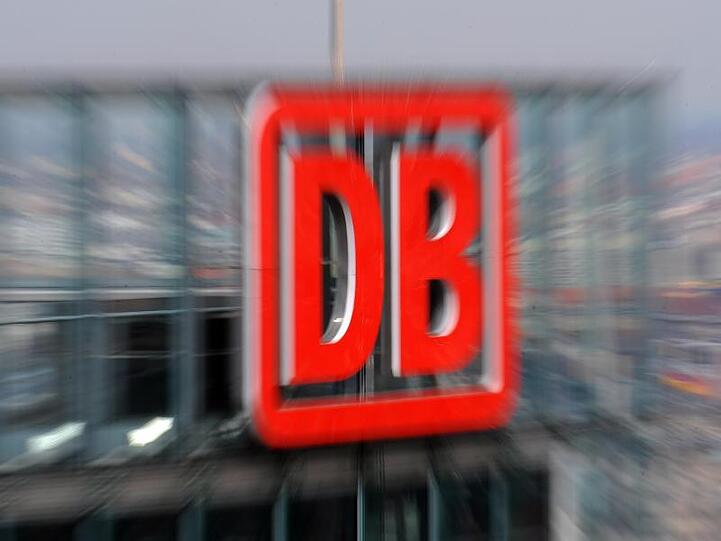 Das Logo der Deutschen Bahn am Bahn-Tower in Berlin. Foto: Gero Breloer/Archivbild