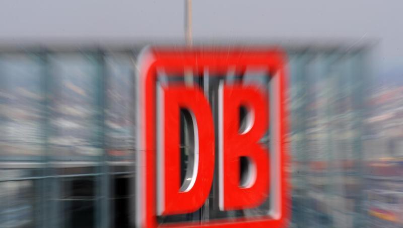 Das Logo der Deutschen Bahn am Bahn-Tower in Berlin. Foto: Gero Breloer/Archivbild Das Logo der Deutschen Bahn am Bahn-Tower in Berlin. Foto: Gero Breloer/Archivbild
