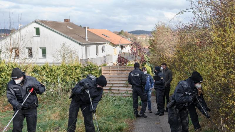 Eine geschlossene Einheit der Bereitschaftspolizei durchsucht das Gelände um den Tatort nach Spuren. Eine geschlossene Einheit der Bereitschaftspolizei durchsucht das Gelände um den Tatort nach Spuren.