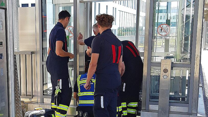 Zwei Männer blieben in Freimann im Lift stecken. Die Rettung war komplizierter als gedacht.