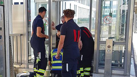 Zwei Männer blieben in Freimann im Lift stecken. Die Rettung war komplizierter als gedacht.
