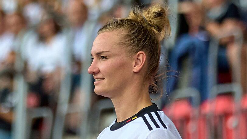 ... könnte für ihre Kollegin Alexandra Popp zur Chance werden. ... könnte für ihre Kollegin Alexandra Popp zur Chance werden.