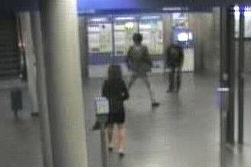 Das Videobild einer Überwachungskamera in der Münchner U-Bahn-Station Giselastraße zeigt die Auseinandersetzung der zwei Männer.