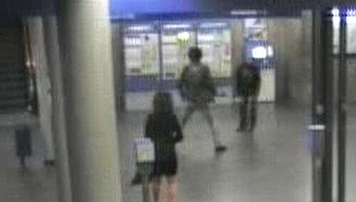 Das Videobild einer Überwachungskamera in der Münchner U-Bahn-Station Giselastraße zeigt die Auseinandersetzung der zwei Männer. Das Videobild einer Überwachungskamera in der Münchner U-Bahn-Station Giselastraße zeigt die Auseinandersetzung der zwei Männer.