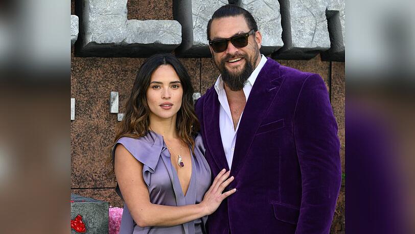 Jason Momoa mit seiner Freundin Adria Arjona gemeinsam Ton in Ton auf dem roten Teppich.