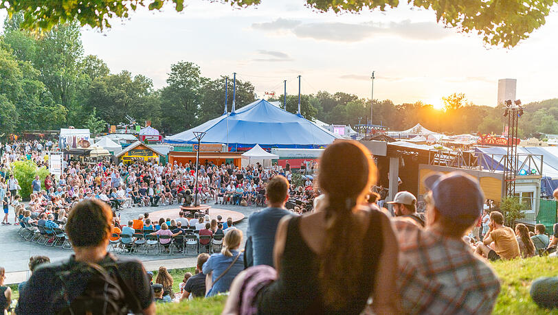 Hier ist immer was geboten: im Amphitheater auf dem Tollwood Hier ist immer was geboten: im Amphitheater auf dem Tollwood