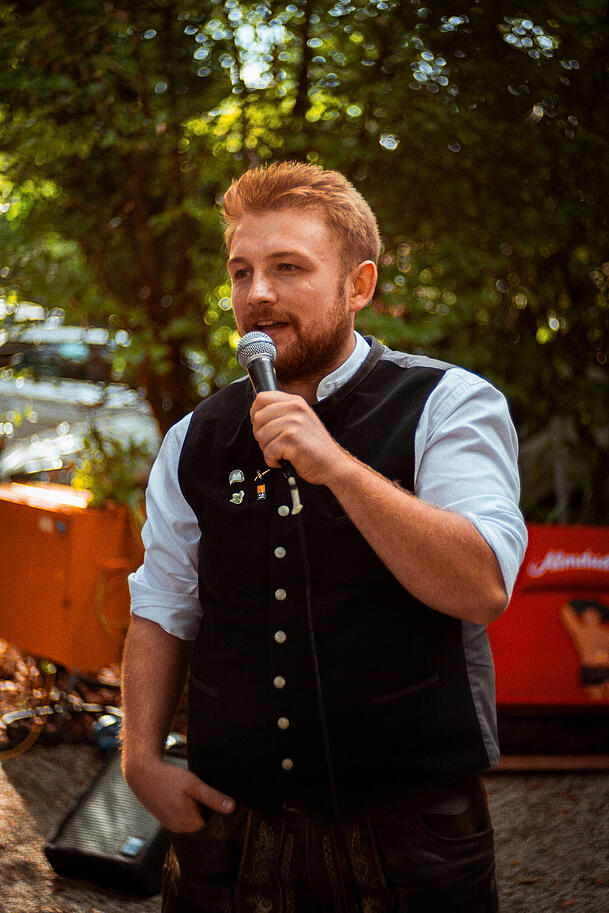 Stephan Albrecht am Er&ouml;ffnungstag des Pop-up-Biergartens in Tutzing.