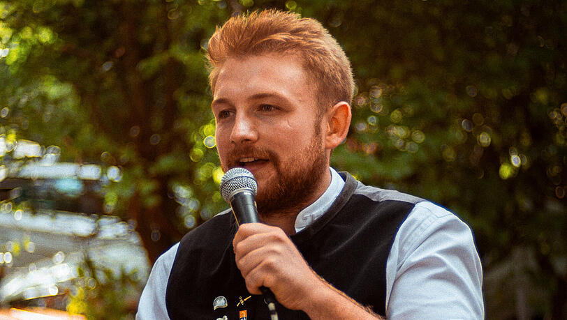 Stephan Albrecht am Eröffnungstag des Pop-up-Biergartens in Tutzing. Stephan Albrecht am Eröffnungstag des Pop-up-Biergartens in Tutzing.