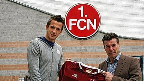 Willkommen beim Club: Trainer Dieter Hecking begrüßt Stürmer Tomas Pekhart