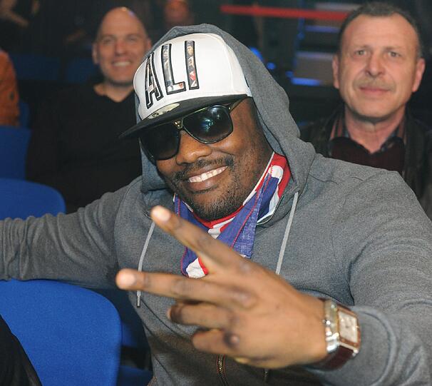 Marco Huck verlor Samstagnacht in der Porsche-Arena Stuttgart nach Punkten gegen Titelverteidiger Alexander Powetkin. Am Ring saß auch der Brite Dereck Chisora. Der 28-Jährige hatte eine Woche zuvor in München für einen Skandal gesorgt. Die Bilder