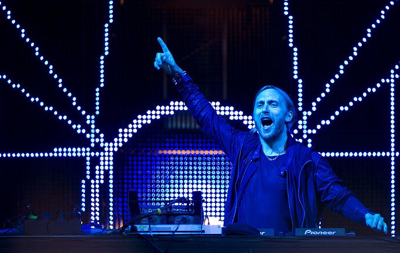Es war für viele das Highlight des Event-Wochenendes in München. Star-DJ David Guetta legte am Königsplatz auf. Die Bilder vom München-Auftritt.