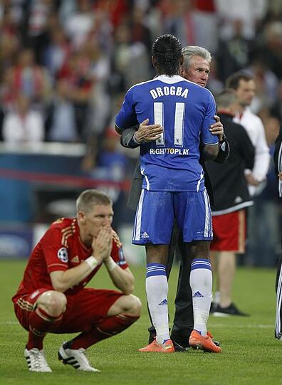 ... doch der Triumph blieb Heynckes und dem FC Bayern verwehrt. Heynckes bleibt aber auch in der Niederlage ein fairer Sportsmann; gratulierte hier Chelsea-Stürmer Drogba zu dessen Leistung.