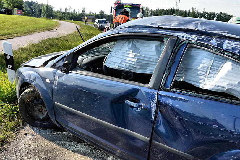 Unfall mit Folgen: Ein 18-Jähriger kam mit seinem Auto von der Straße ab und überschlug sich mehrere Male.