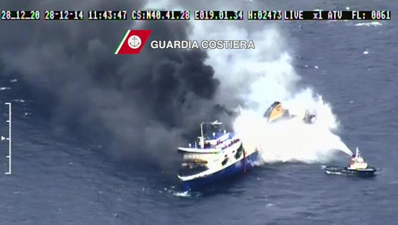 Die italienische Marine versucht die Passagiere der brennenden Fähre "Norman Atlantic" zu retten Die italienische Marine versucht die Passagiere der brennenden Fähre "Norman Atlantic" zu retten