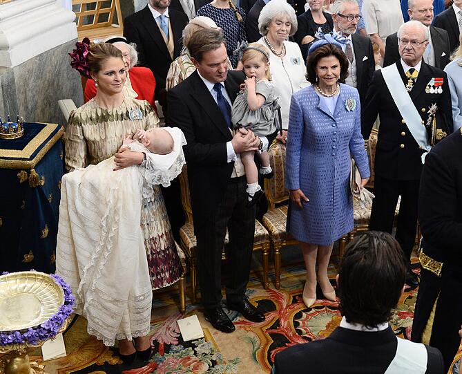 Prinzessin Madeleine und ihr Mann Chris O'Neill mit Töchterchen Leonore, Sohn Nicolas und Königin Silvia von Schweden bei der Taufe.