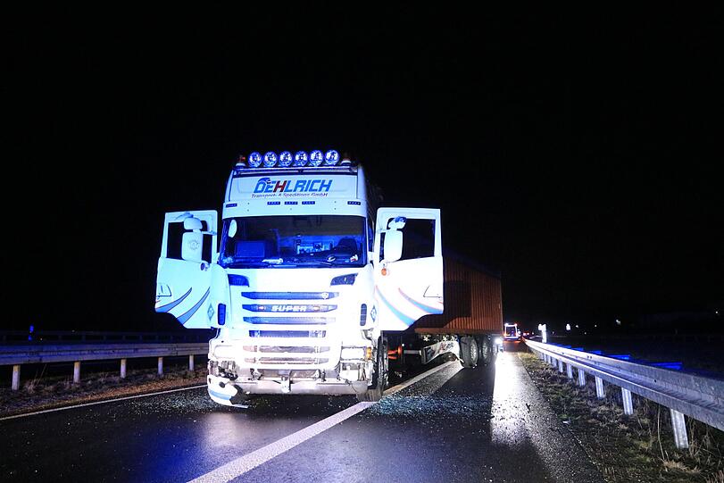 Am Dienstagabend startete ein 26-Tonner eine Amokfahrt und hinterließ eine Spur der Verwüstung. Die Hintergründe sind noch unklar.
