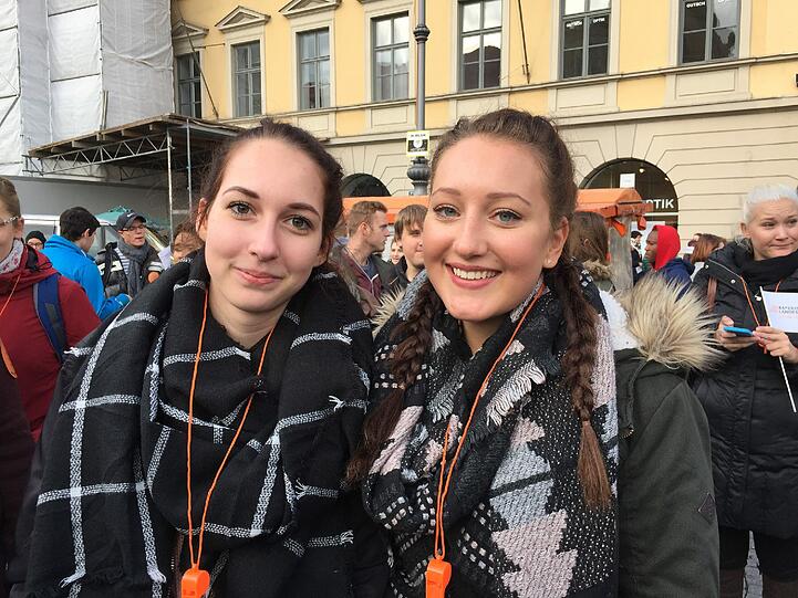 Sarah (16) und Patricia (17): &bdquo;Wir machen gerade die Ausbildung zur Krankenpflege. Wenn die Arbeitsbedingungen nicht besser werden, leiden wir und die Patienten.&ldquo;