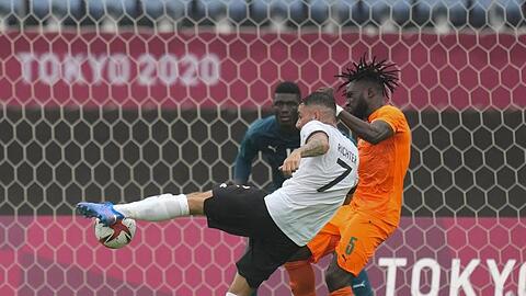 Marco Richter (l) kommt gegen Ismael Diallo (r) von der Elfenbeinküste zum Schuss.