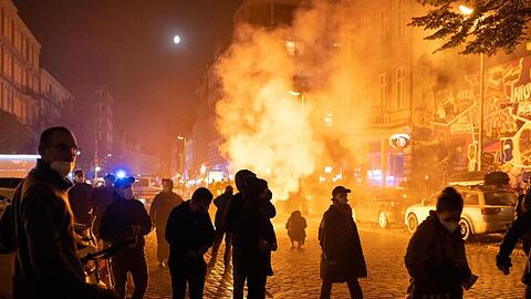 Aus Protest gegen die Räumung des Wagencamps "Köpi-Platz" in Berlin sind am Freitagabend in Hamburg nach Polizeiangaben etwa 500 Demonstranten aus der linksautonomen Szene auf die Straße gegangen.