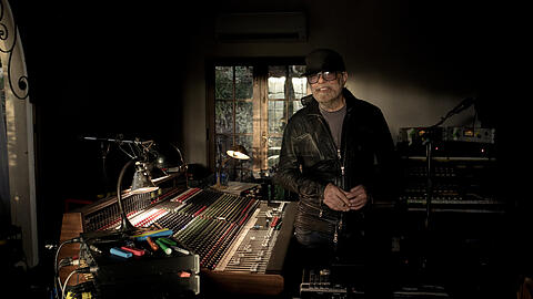 Daniel Lanois in seinem Studio in Los Angeles. Daniel Lanois in seinem Studio in Los Angeles.