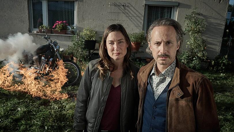 "Der Rote Wolf: Ein Krimi aus Passau": Frederike Bader (Marie Leuenberger) und Ferdinand Zankl (Michael Ostrowksi) vor einem brennenden Motorrad.