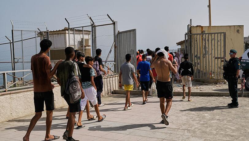 Zehntausende Migranten, die nach Ceuta gelangt waren, kehrten nach Marokko zurück. Zehntausende Migranten, die nach Ceuta gelangt waren, kehrten nach Marokko zurück.