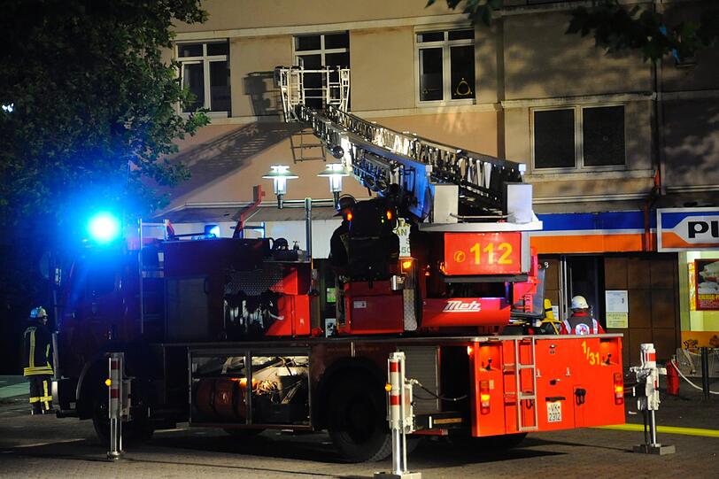 Feuerwehrleute löschen 2009 den Brand in einem Völklinger Wohnhaus.