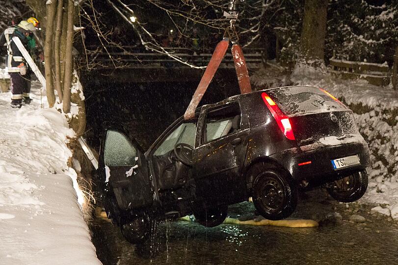 Weniger wegen der Witterung als wegen eines Ungeschicks landete in Bergen ein Fahrer mit seinem Auto in Bach: Auf einem Abstellplatz betätigte er die Kupplung und hatte noch den Vorwärtsgang eingelegt. Als er nach dem Starten noch einmal aussteigen wollte, um nach etwas zu sehen, nahm er seinen Fuß von der Kupplung. Das Auto machte einen Satz nach vorne und landete samt Fahrer im Bach. Vorsorglich wurde der Mann in ein Krankenhaus gebracht. Sein Auto überlebte den Unfall am Mittwochnachmittag weniger unbeschadet: Es dürfte ein Totalschaden sein und musste aus dem Bach geborgen werden.