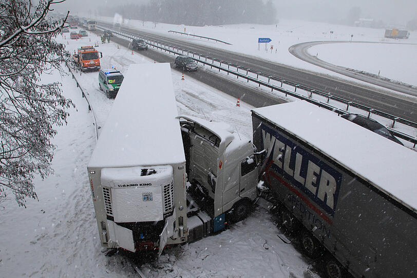 Auf der A8 rutscht ein Lkw am Dienstag auf das vorausfahrende Fahrzeug. Wegen Schneeglätte kam er nicht mehr rechtzeitig zum Stehen. Die zwei Fahrer werden verletzt.
