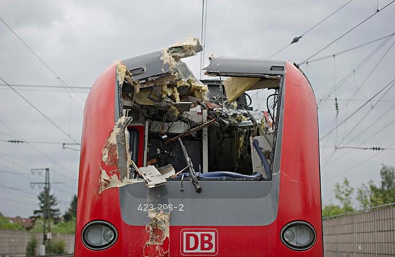 Eine S-Bahn ist in Olching gegen einen Bagger bzw. gegen eine Baggerschaufel gekracht: Die Bilder vom Unfall und vom Verkehrschaos.
