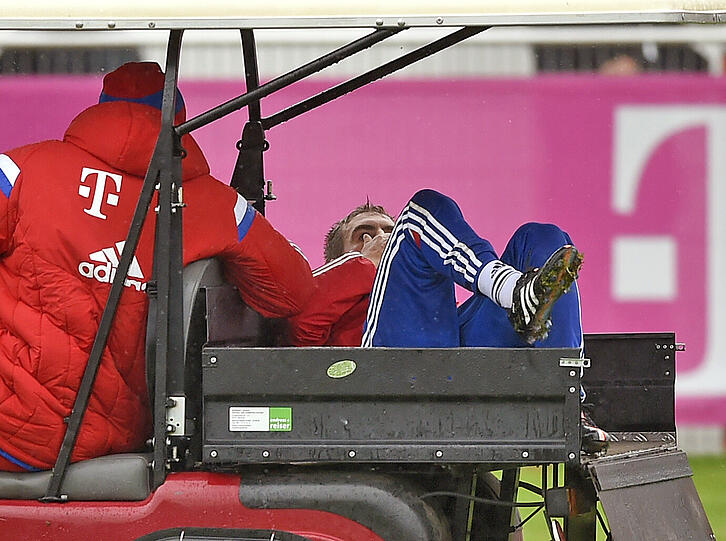 Der FCB-Schock in Bildern - hier wird der verletzte Philipp Lahm beim Training abtransportiert!