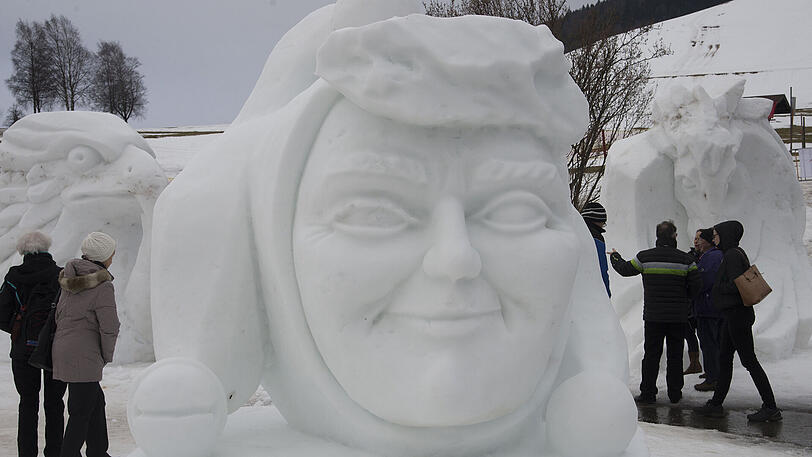 ... bevor die Besucher die Schneeskulptur bewundern können.